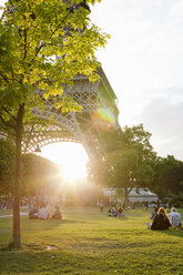Menschen im Park am Eiffelturm bei Sonnenuntergang - FOLF03917