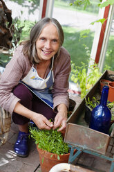 Frau arbeitet im Hausgarten - FOLF04000