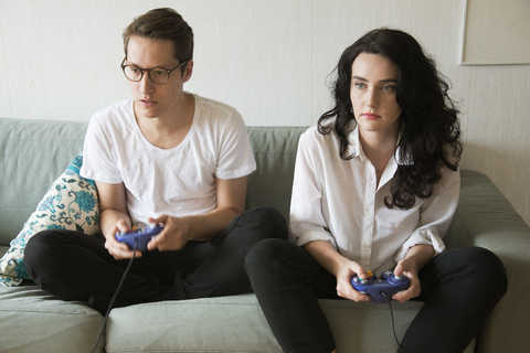 Junges Paar spielt ein Videospiel, lizenzfreies Stockfoto