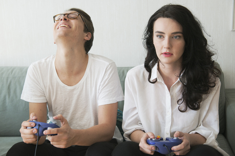 Mann und Frau spielen ein Videospiel, lizenzfreies Stockfoto