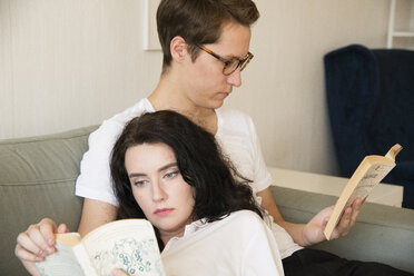 Junges Paar liest Bücher - FOLF04009