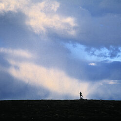 Silhouette eines Mannes mit Blick auf die Aussicht - FOLF04019