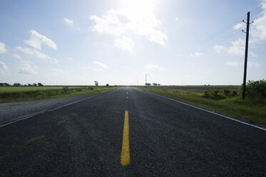 Wolken am Himmel über einem Highway in Texas - FOLF04020