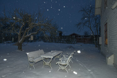 Hinterhof im Schnee bei Nacht - FOLF04023