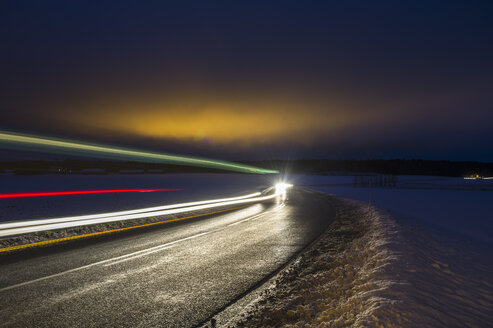 Lichtspur auf der Straße im Winter bei Nacht - FOLF04027