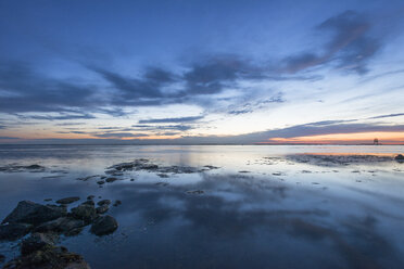 Ostsee unter bewölktem Himmel bei Sonnenuntergang - FOLF04032