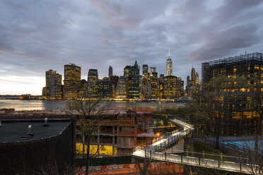 Beleuchtete Wolkenkratzer in New York City bei Sonnenuntergang - FOLF04075