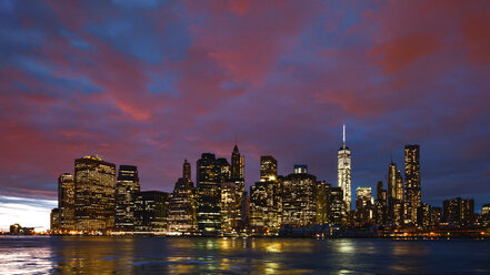 Beleuchtete Wolkenkratzer in New York City bei Sonnenuntergang - FOLF04076