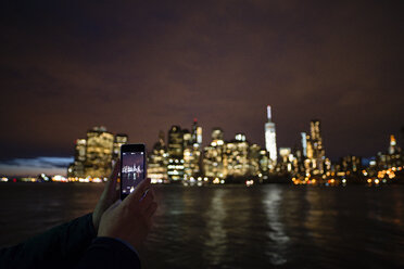 Frauenhände fotografieren Skyline mit Smartphone - FOLF04078