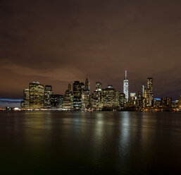 Beleuchtete Wolkenkratzer in New York City bei Nacht - FOLF04079