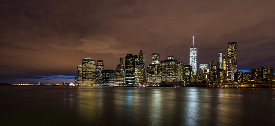 Beleuchtete Wolkenkratzer in New York City bei Nacht - FOLF04080