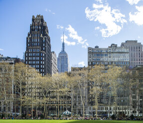 Bryant Park in New York City mit Wolkenkratzern im Hintergrund - FOLF04081