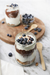 Chia-Pudding-Parfait mit Schokolade und Joghurt mit Blaubeeren und Müsli in Gläsern - RTBF01115