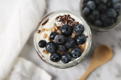 Ein Glas Chia-Pudding-Parfait mit Schokolade und Joghurt mit Blaubeeren und Granola - RTBF01121