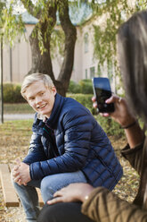 Teenager-Freunde fotografieren im Park - FOLF04094