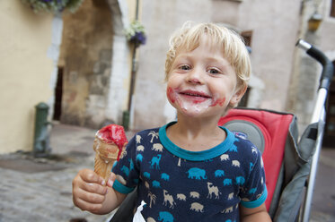 Lächelnder Junge mit Eiscreme in der Hand - FOLF04111