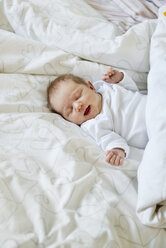 Newborn baby girl lying in bed - FOLF04115