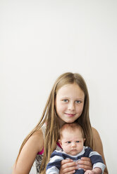 Portrait of girl with newborn sister - FOLF04117