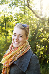 Portrait of smiling young woman - FOLF04121