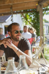 Älterer Mann mit Sonnenbrille beim Mittagessen - FOLF04218