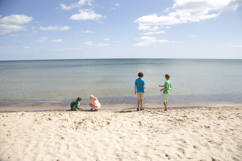 Kinder spielen am Strand, lizenzfreies Stockfoto