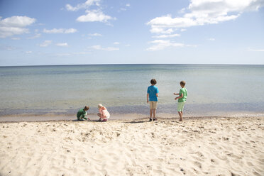 Kinder spielen am Strand - FOLF04221