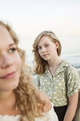 Frontansicht von zwei Teenager-Mädchen in der Bucht - FOLF04223