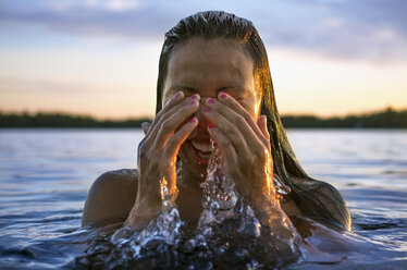 Junge Frau, die aus dem Wasser kommt - FOLF04244