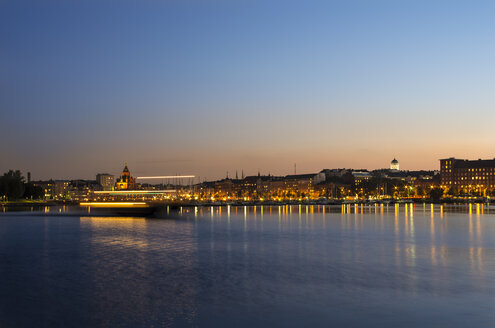 Blick vom Wasser aus auf die beleuchtete Stadt in der Abenddämmerung - FOLF04247