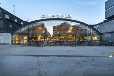 Fahrräder am Hauptbahnhof in der Morgendämmerung - FOLF04265