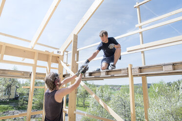 Zimmerleute arbeiten auf der Baustelle - FOLF04273