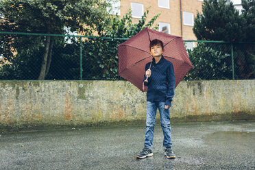 Porträt eines Jungen mit Regenschirm - FOLF04281