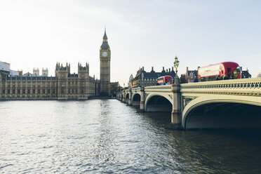 Houses of Parliament und Westminster Bridge über die Themse gesehen - FOLF04309