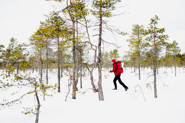 Mann beim Wandern im Naturschutzgebiet Kindla - FOLF04321