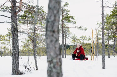Skifahrer beim Ausruhen im Naturschutzgebiet Kindla - FOLF04322