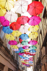 Bunte Regenschirme hängen über der Altstadtstraße in Avignon, Frankreich - FOLF04341