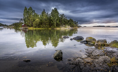 Kleine Insel im See bei Musko, Schweden - FOLF04352