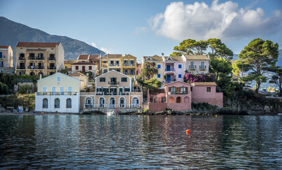 Stadthäuser am Wasser in Asson, Kefalonia, Griechenland - FOLF04355