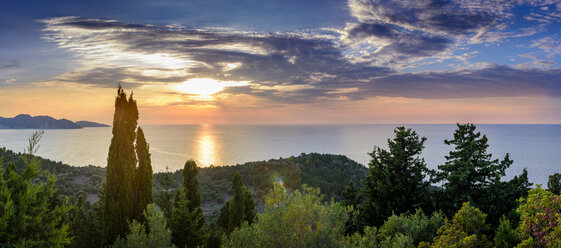 Malerischer Sonnenuntergang über dem Meer in Asson, Kephalonia, Griechenland - FOLF04357