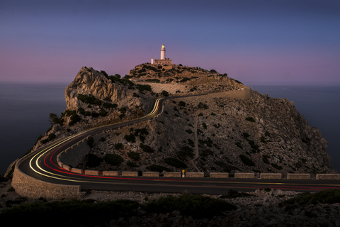 Leuchtturm am Rande der Klippe von Cap Formentor, lizenzfreies Stockfoto