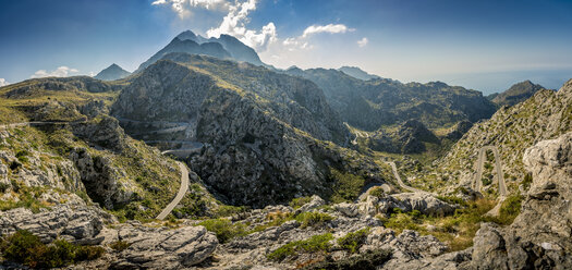 Kurvenreiche Straße in den Bergen von Mallorca - FOLF04363