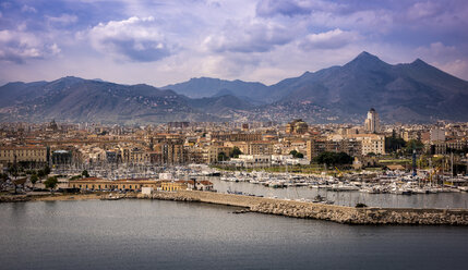 Wasserfront der Inselstadt und Berge im Hintergrund in Palermo, Sizilien, Italien - FOLF04365