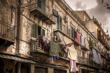 Auf Balkonen hängende Kleidungsstücke in Palermo, Sizilien, Italien - FOLF04366