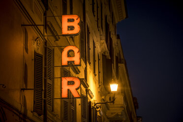 Beleuchtetes Barschild in Italien bei Nacht - FOLF04368