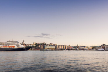 Stockholm City Waterfront mit vorbeifahrender Fähre - FOLF04388