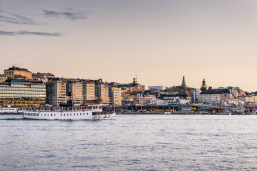 Stockholm City Waterfront mit vorbeifahrendem Boot - FOLF04389