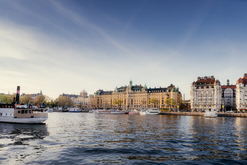 Altstadt am Wasser in Stockholm mit Booten - FOLF04392