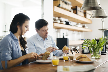 Couple during breakfast - FOLF04546