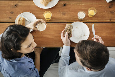 Ehepaar frühstückt am Tisch - FOLF04548