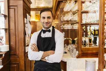 Waiter at bakery - FOLF04582